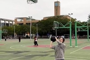 笑死！小姐姐做了多大的决心，才投出这一球啊