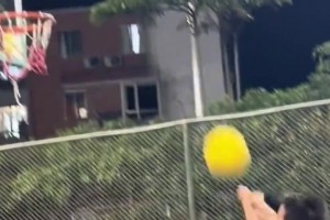 大学生与小孩哥投篮打赌 约定进球做俯卧撑，下一秒直接被拿捏！